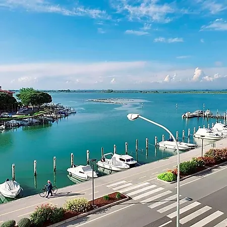 Capitol 4* Grado