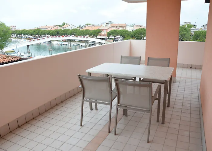 Aparthotel Capitol 4*